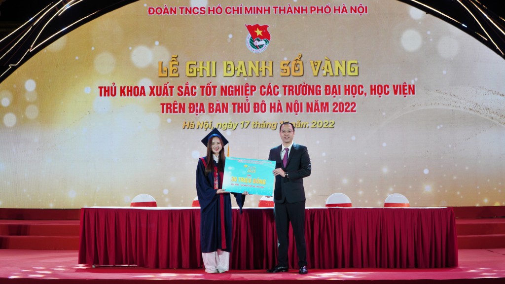 98 thủ khoa xuất sắc của thành phố Hà Nội ghi danh sổ vàng tại Văn Miếu - Quốc Tử Giám