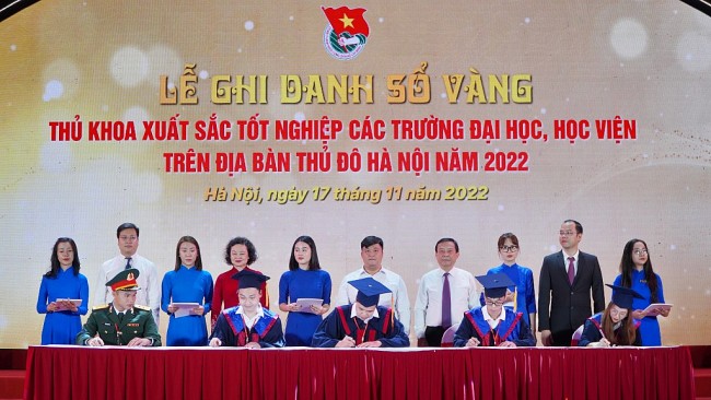 98 thủ khoa xuất sắc của thành phố Hà Nội ghi danh sổ vàng tại Văn Miếu - Quốc Tử Giám