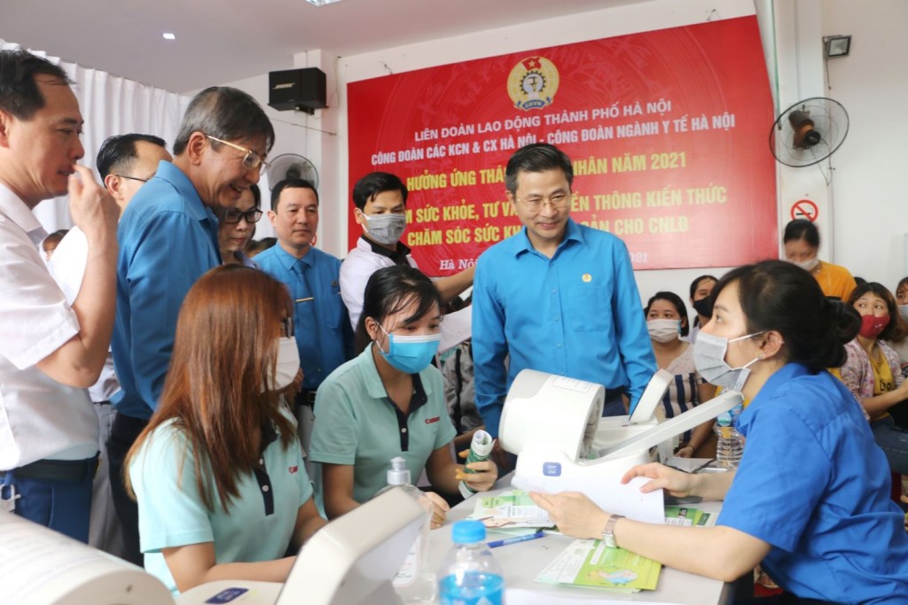 Phó Chủ tịch Thường trực Tổng Liên đoàn Lao động Việt Nam Trần Thanh Hải và Chủ tịch Liên đoàn Lao động Thành phố Nguyễn Phi Thường thăm khu khám bệnh, tư vấn sức khỏe miễn phí cho công nhân lao động tại Điểm sinh hoạt văn hoá công nhân