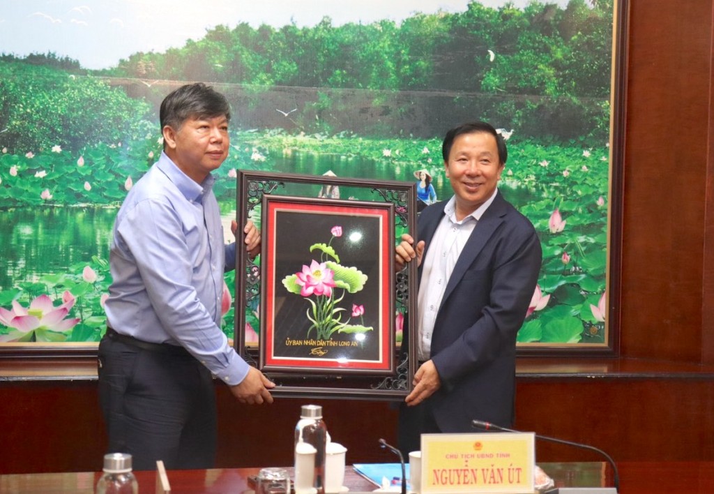 Chủ tịch UBND tỉnh Long An Nguyễn Văn Út tặng quà lưu niệm cho đại diện Tập đoàn Tripod - ông Michael Lu