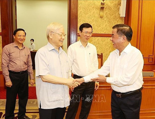 Tổng Bí thư Nguyễn Phú Trọng với các đồng chí thành viên Ban Chỉ đạo dự cuộc họp. Ảnh: Trí Dũng/TTXVN