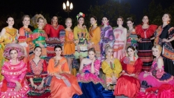 Thí sinh Hoa hậu Du lịch thế giới 2022 khoe sắc trong trang phục thổ cẩm của Việt Nam