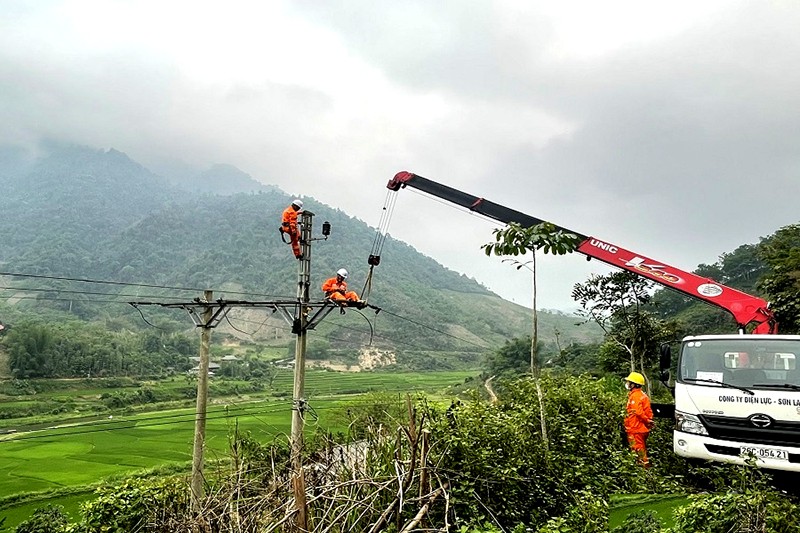 Công nhân điện lực Phù Yên (tỉnh Sơn La) khắc phục khiếm khuyết đường dây 