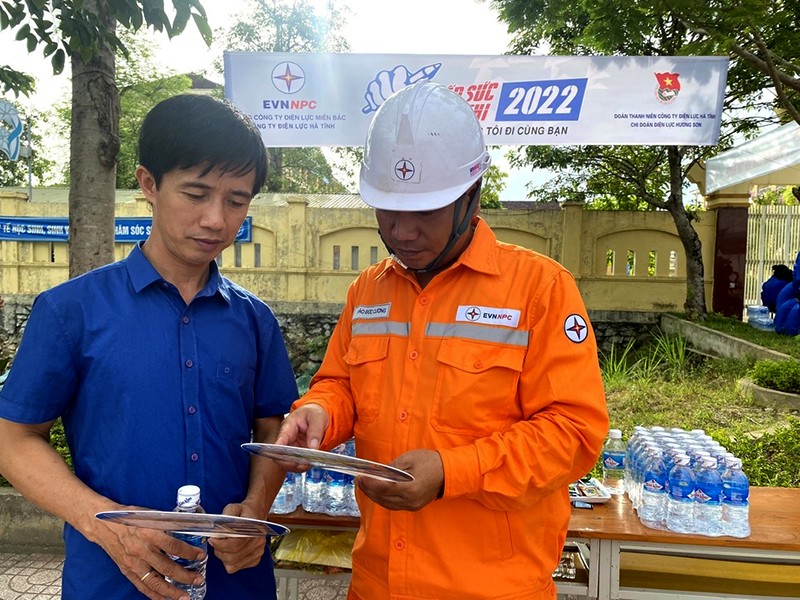 Điện lực Hương Sơn (tỉnh Hà Tĩnh) tư vấn hỗ trợ cài đặt app CSKH của ngành điện và tuyên truyền việc sử dụng điện tiết kiệm cho khách hàng