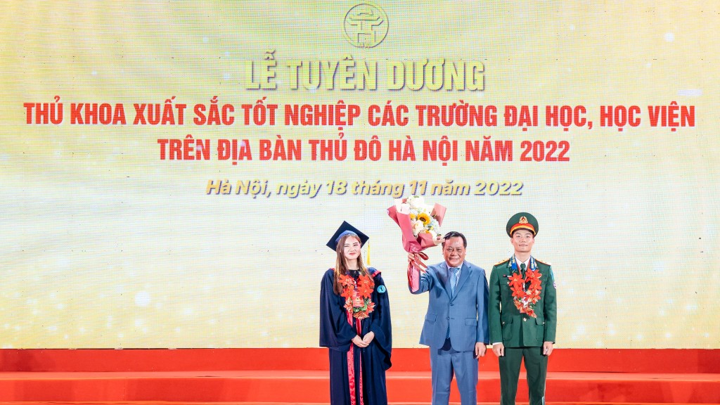 Các thủ khoa tốt nghiệp đại học xuất sắc được tuyên dương năm 2022 tặng hoa cảm ơn sự quan tâm của Lãnh đạo Thành ủy Hà Nội