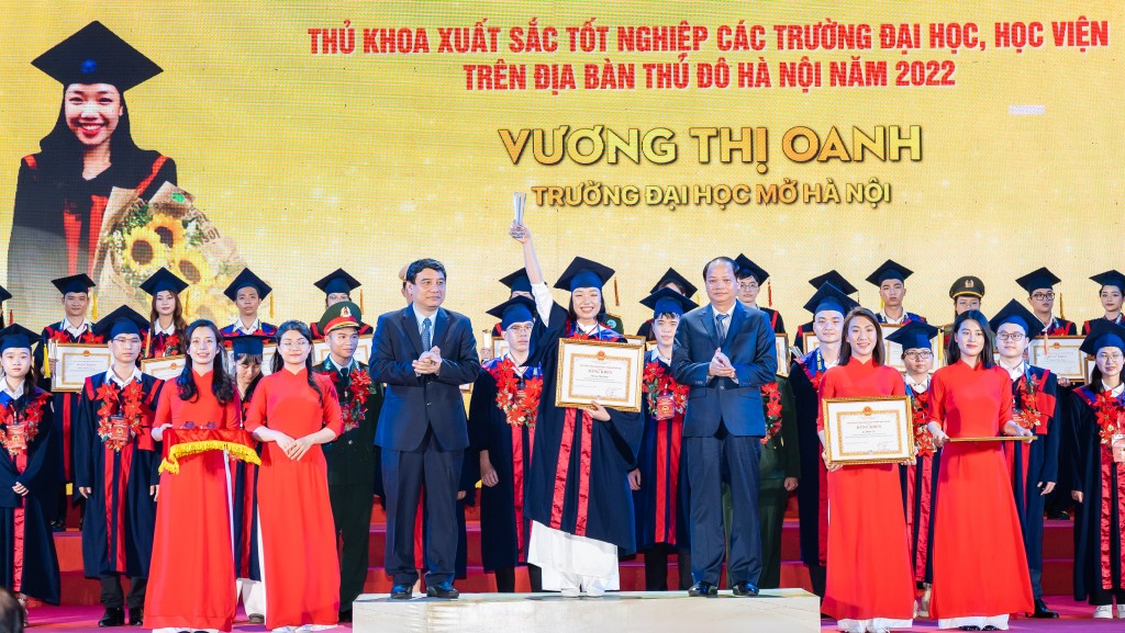 Hà Nội tuyên dương 98 thủ khoa xuất sắc năm 2022