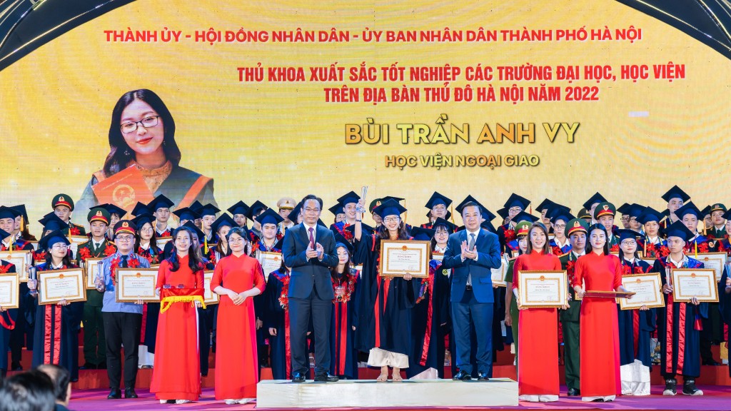 Hà Nội tuyên dương 98 thủ khoa xuất sắc năm 2022