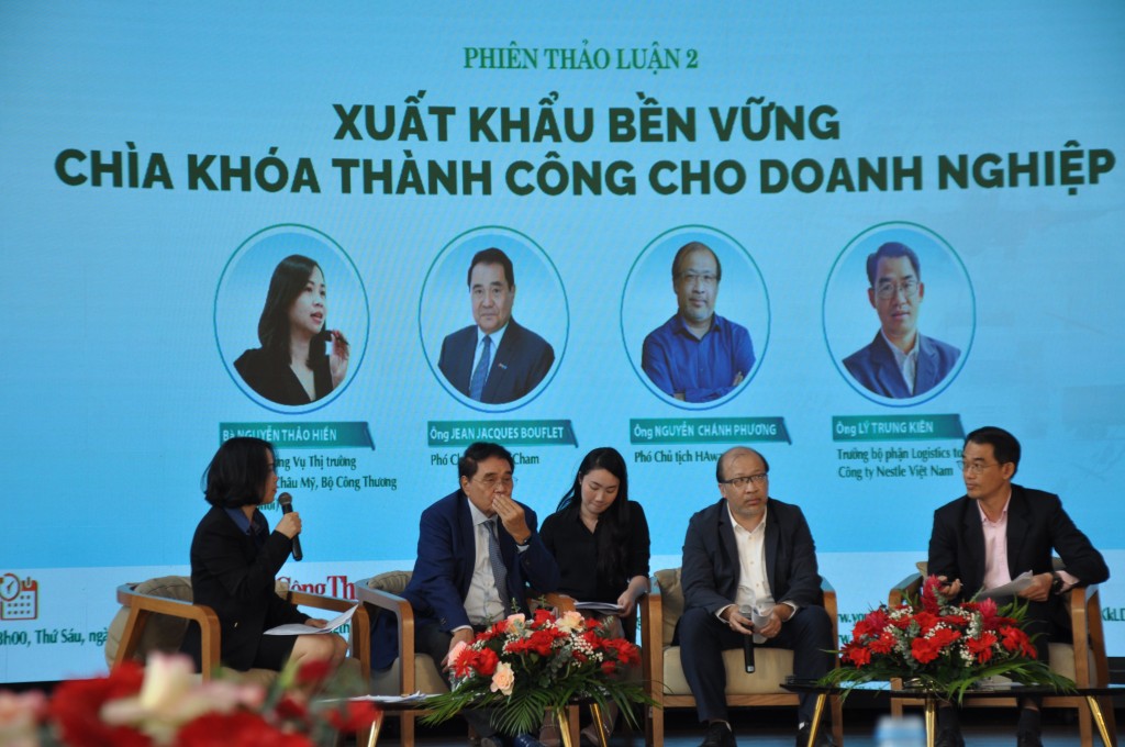 Ông Lý Trung Kiên, Trưởng bộ phận Logistics toàn quốc, Nestlé Việt Nam (thứ nhất, từ phải sang) tại hội thảo ngày 18.11