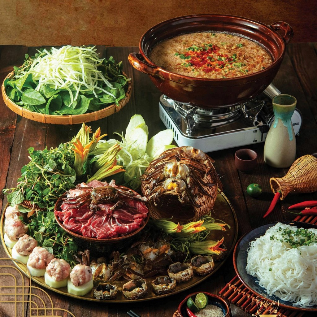 Món lẩu cua sông vừa đẹp mắt vừa ngon miệng