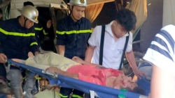 Hà Nội: Giải cứu tài xế mắc kẹt trong cabin sau vụ xe trộn bê tông đâm sập nhà dân ở Đan Phượng