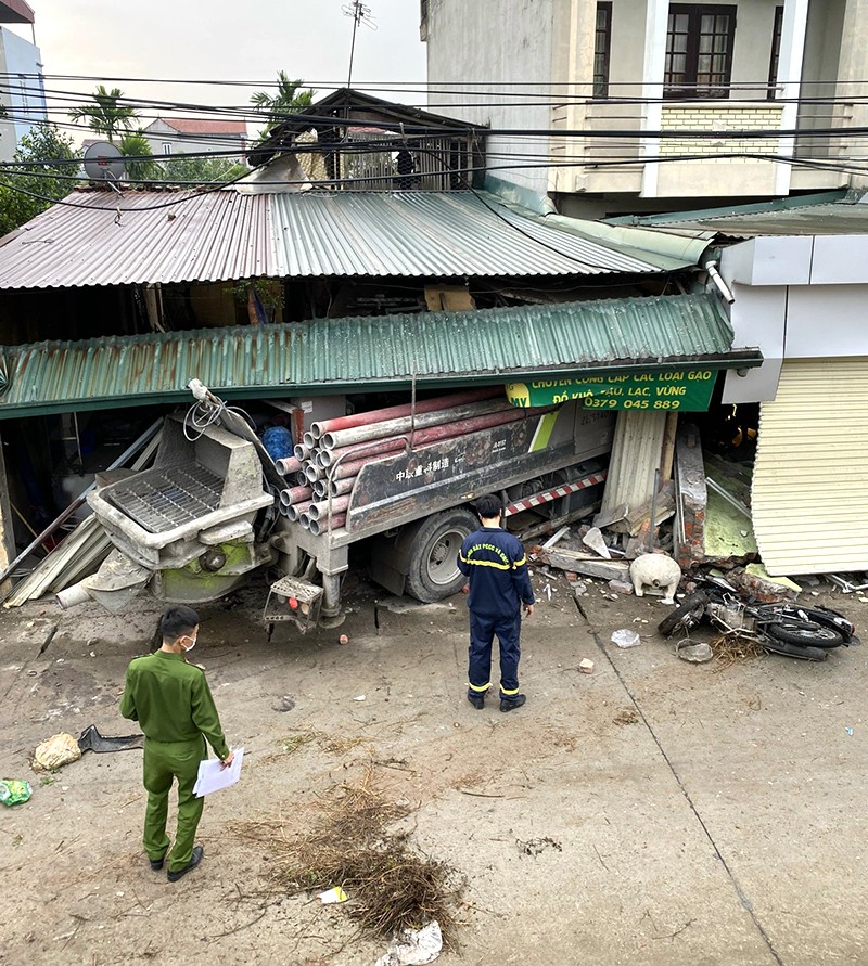 Hà Nội: Giải cứu tài xế mắc kẹt trong cabin sau vụ xe trộn bê tông đâm sập nhà dân ở Đan Phượng