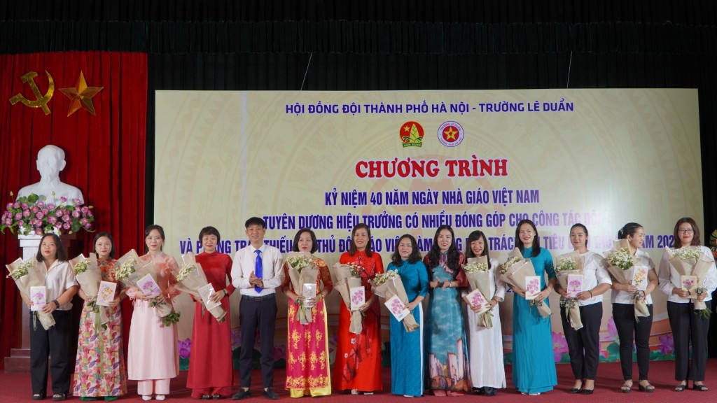 Tuyên dương các thầy cô Hiệu trưởng, giáo viên làm Tổng Phụ trách Đội tiêu biểu của Thủ đô năm 2022