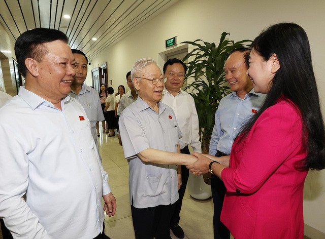 Tổng Bí thư Nguyễn Phú Trọng và các Đại biểu Quốc hội tiếp xúc cử tri tại quận Đống Đa. 
