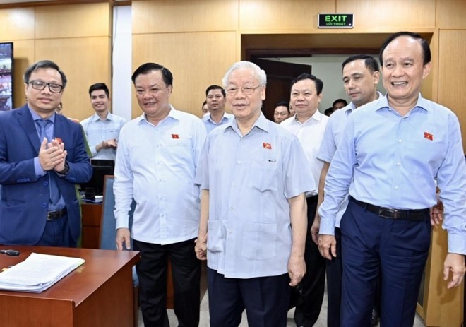 Tổng Bí thư Nguyễn Phú Trọng đến dự hội nghị tiếp xúc cử tri tại trụ sở quận Đống Đa. Ảnh: Trí Dũng - TTXVN