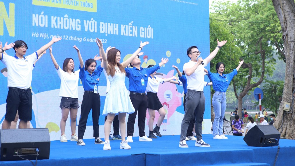 Tiết mục Flashmob bài hát chủ đề chiến dịch “Việc nhỏ to ta cùng lo”