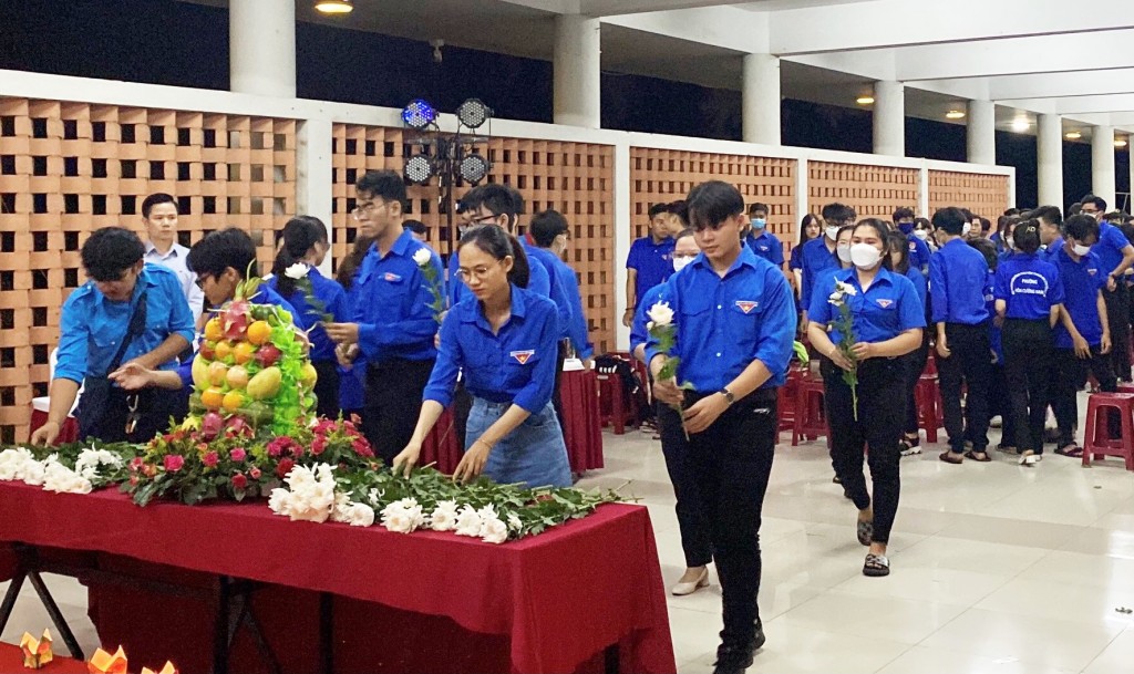 Đoàn viên, thanh niên đặt hoa và nến tưởng niệm các nạn nhân đã qua đời do tai nạn giao thông (Ảnh Út Vũ)