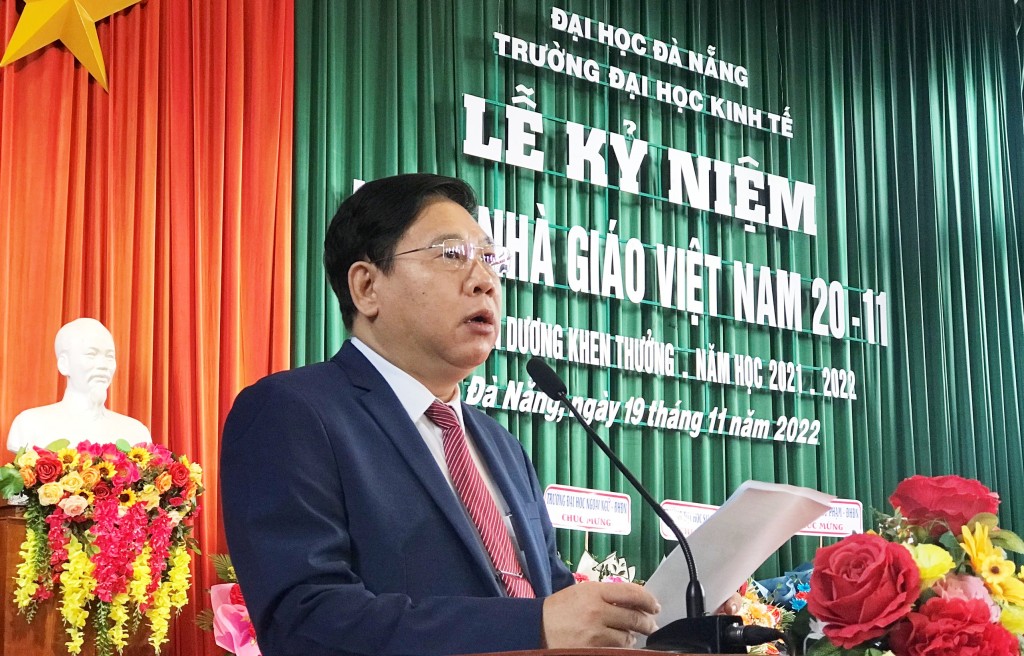 PGS.TS Nguyễn Mạnh Toàn - Hiệu trưởng trường ĐH Kinh tế Đà Nẵng biểu dương, khen thưởng tập thể, cá nhân đã có nhiều thành tích trong giảng dạy, nghiên cứu khoa học (Ảnh Út Vũ)