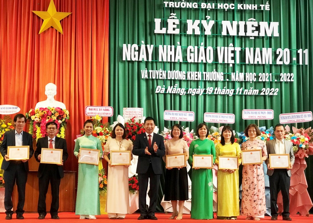 PGS.TS. Lê Thành Bắc thừa ủy quyền trao bằng khen của Bộ trưởng Bộ GD&ĐT cho tập thể lao động xuất sắc (Ảnh Út Vũ)