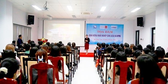 Trường ĐH Kinh tế Đà Nẵng thường xuyên tổ chức các buổi tọa đàm định hướng nghề nghiệp, hội thảo khoa học nâng cao chất lượng dạy và học…(Ảnh Út Vũ)