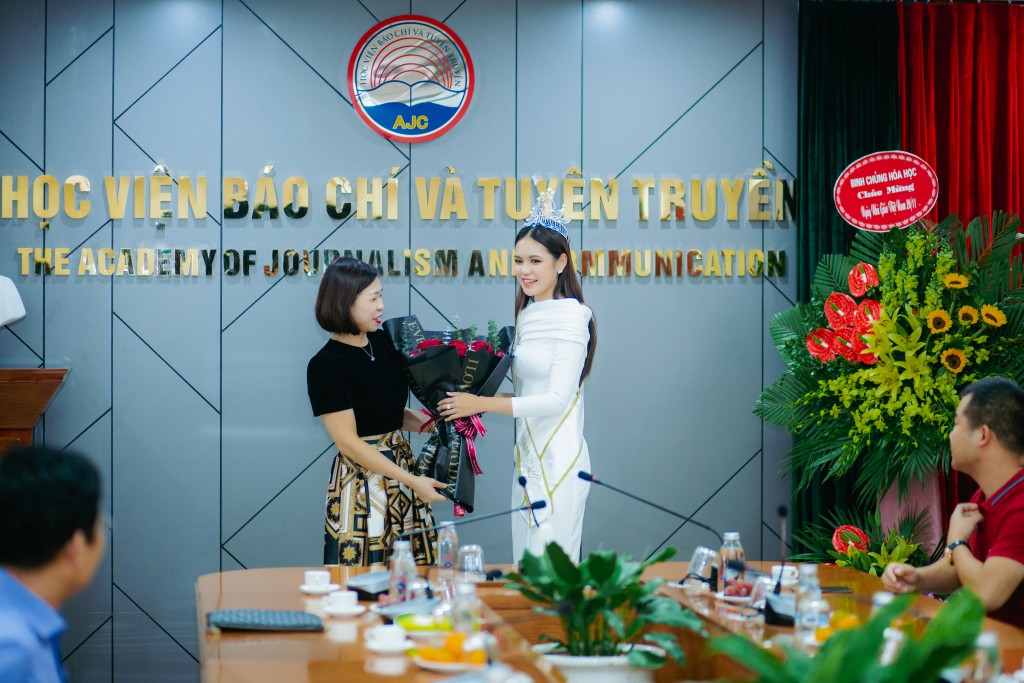 Hoa hậu Lương Kỳ Duyên trở về Hà Nội tri ân thầy cô