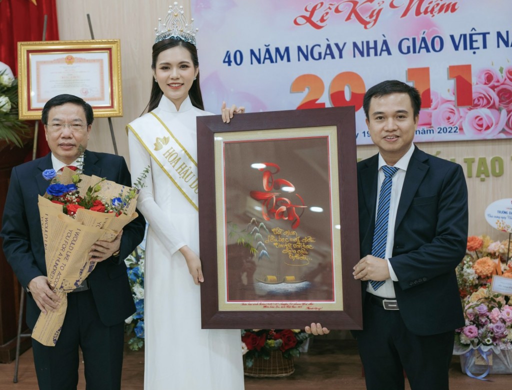 Hoa hậu Lương Kỳ Duyên trở về Hà Nội tri ân thầy cô
