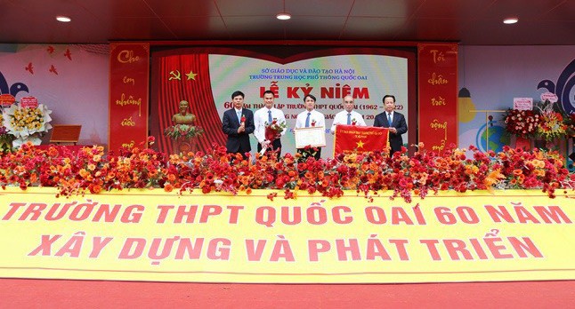 Lãnh đạo Sở Giáo dục và Đào tạo Hà Nội và huyện Quốc Oai trao Cờ thi đua xuất sắc của thành phố Hà Nội tặng nhà trường.