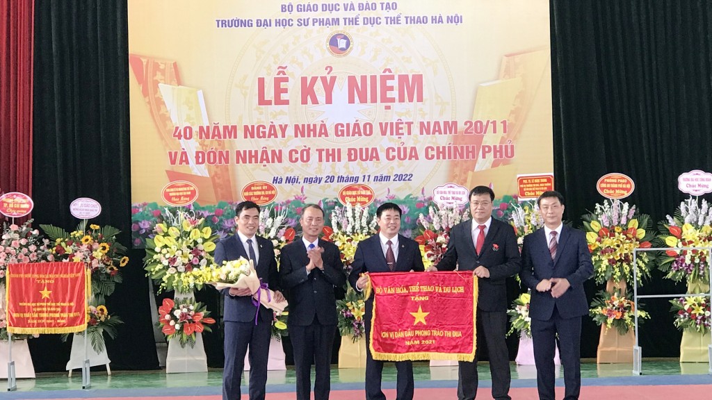 Đại học Sư phạm TDTT Hà Nội đón nhận Cờ thi đua của Chính phủ