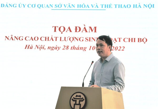 Đồng chí Lê Xuân Kiêu, Đảng ủy viên, Giám đốc Trung tâm hoạt động Văn hóa Khoa học Văn Miếu - Quốc Tử Giám phát biểu đề dẫn tại buổi tọa đàm