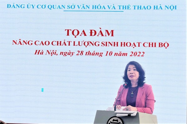 Đồng chí Trần Thị Vân Anh, Phó Bí thư Đảng ủy, Phó Giám đốc Sở Văn hoá và Thể thao trao đổi tại buổi tọa đàm