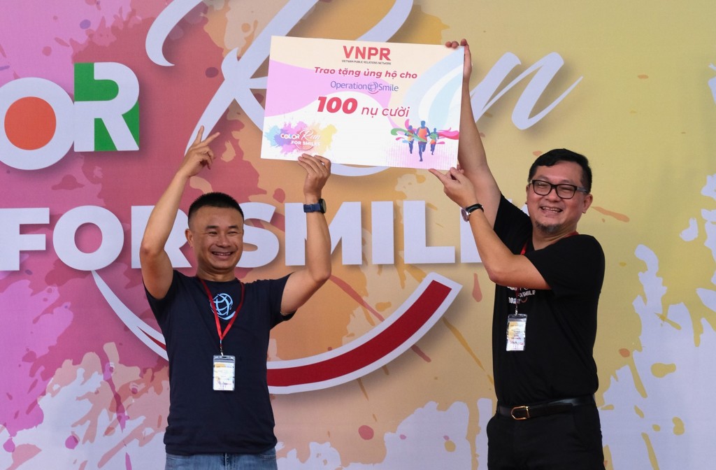 Đại diện VNPR trao tặng khoản ủng hộ cho đại diện Operation Smile Việt Nam