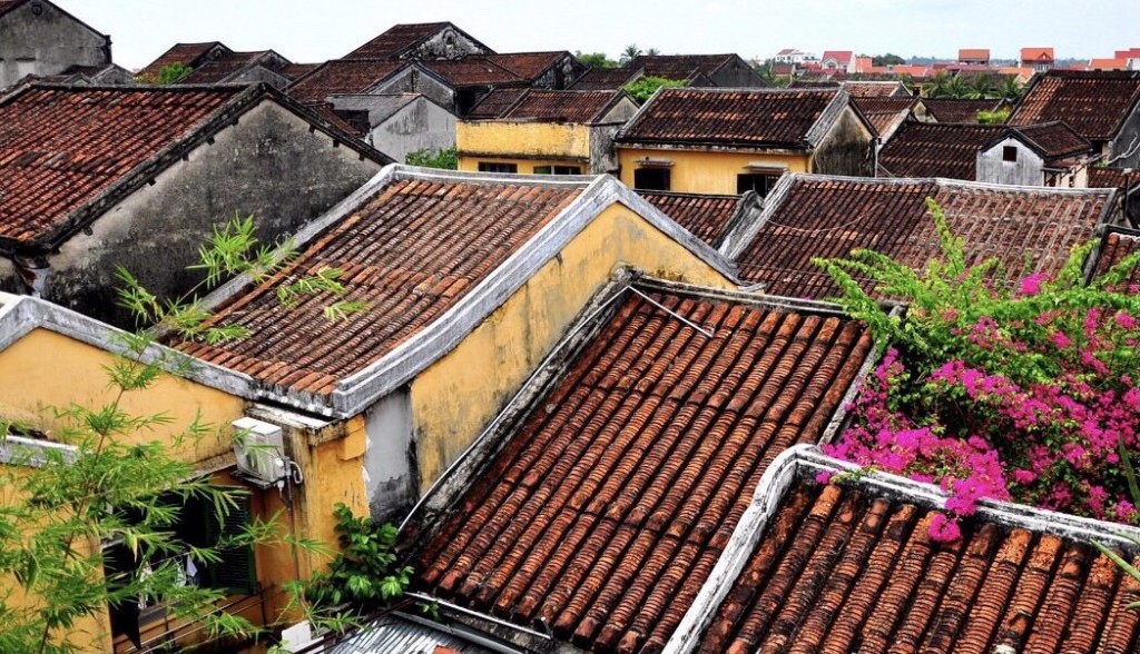 Ấn tượng của rất nhiều du khách khi đến phố cổ Hội An chính là nét cuốn hút của mái ngói âm dương, những ngôi nhà “nhuộm” vàng đặc trưng (Ảnh Đ.Minh)