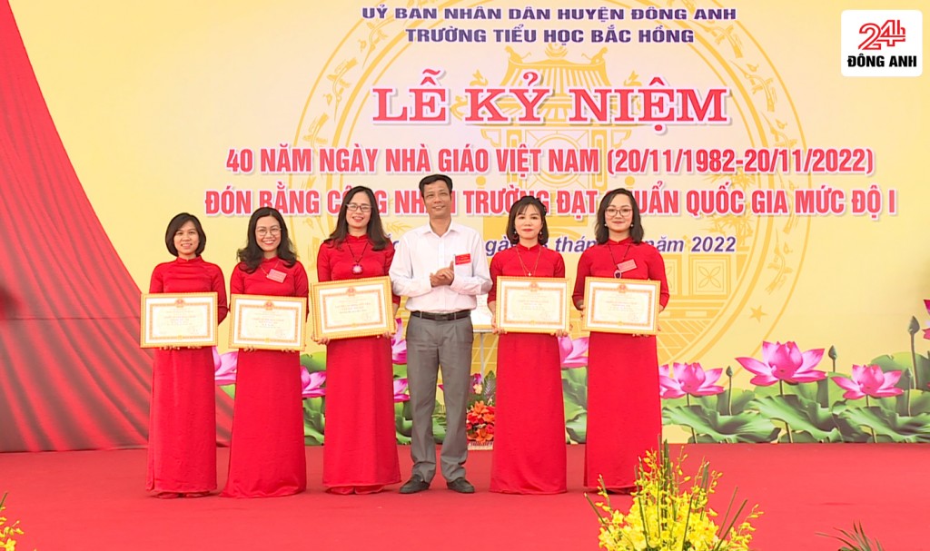 UBND Huyện Đông Anh đã khen thưởng tập thể nhà trường đạt danh hiệu Tập thể lao động tiên tiến, đồng thời khen thưởng cho 4 giáo viên đạt danh hiệu Chiến sĩ thi đua cơ sở.