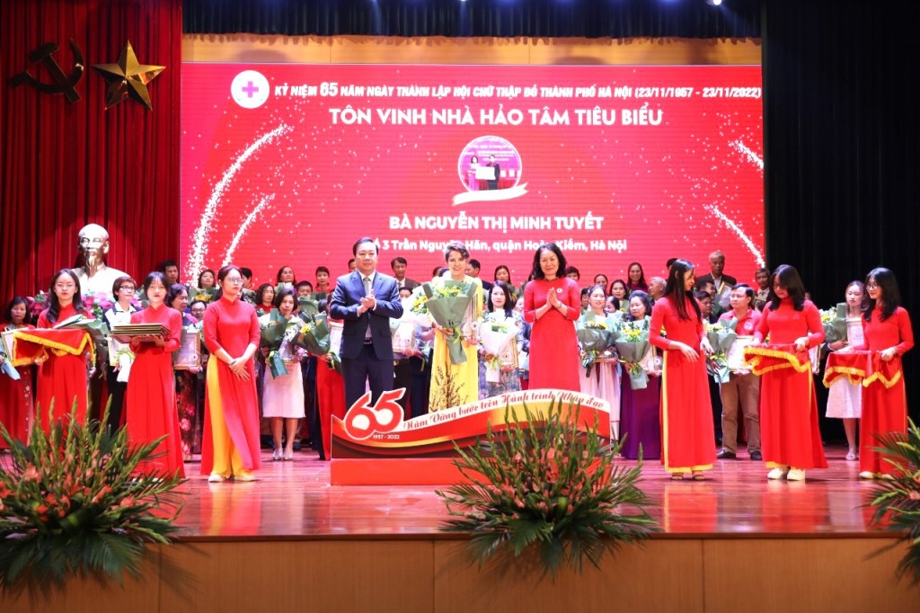 Bà Bùi Thị Hòa, Chủ tịch Trung ương Hội Chữ thập đỏ Việt Nam và Phó Chủ tịch UBND thành phố Hà Nội Chử Xuân Dũng