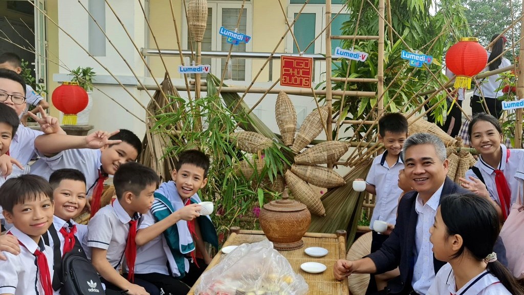 Tái hiện không gian chợ quê giúp các em học sinh hiểu về văn hóa truyền thống