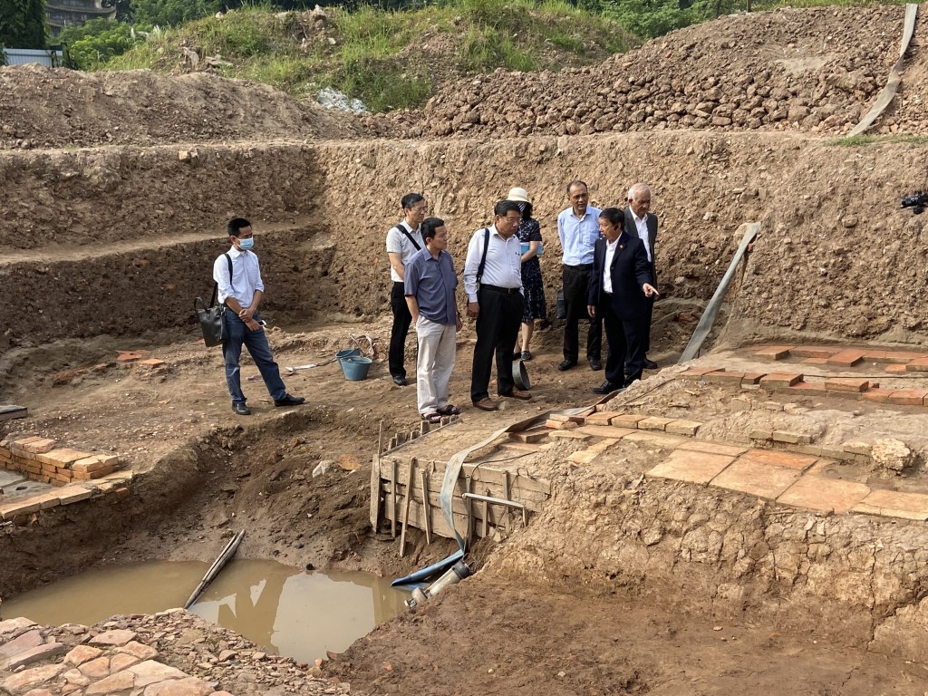 Các chuyên gia tham quan hố khai quật tại Hoàng Thành Thăng Long