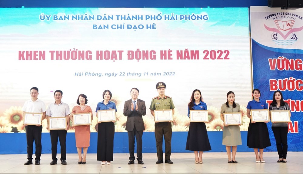 Đồng chí Lê Khắc Nam, Phó Chủ tịch UBND thành phố trao Bằng khen của UBND thành phố cho các tập thể, cá nhân