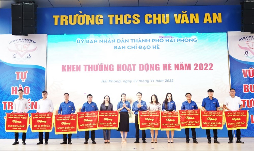 Tặng cờ của Ban Chỉ đạo hè thành phố cho Ban Chỉ đạo hè các quận, huyện, ngành thành viên