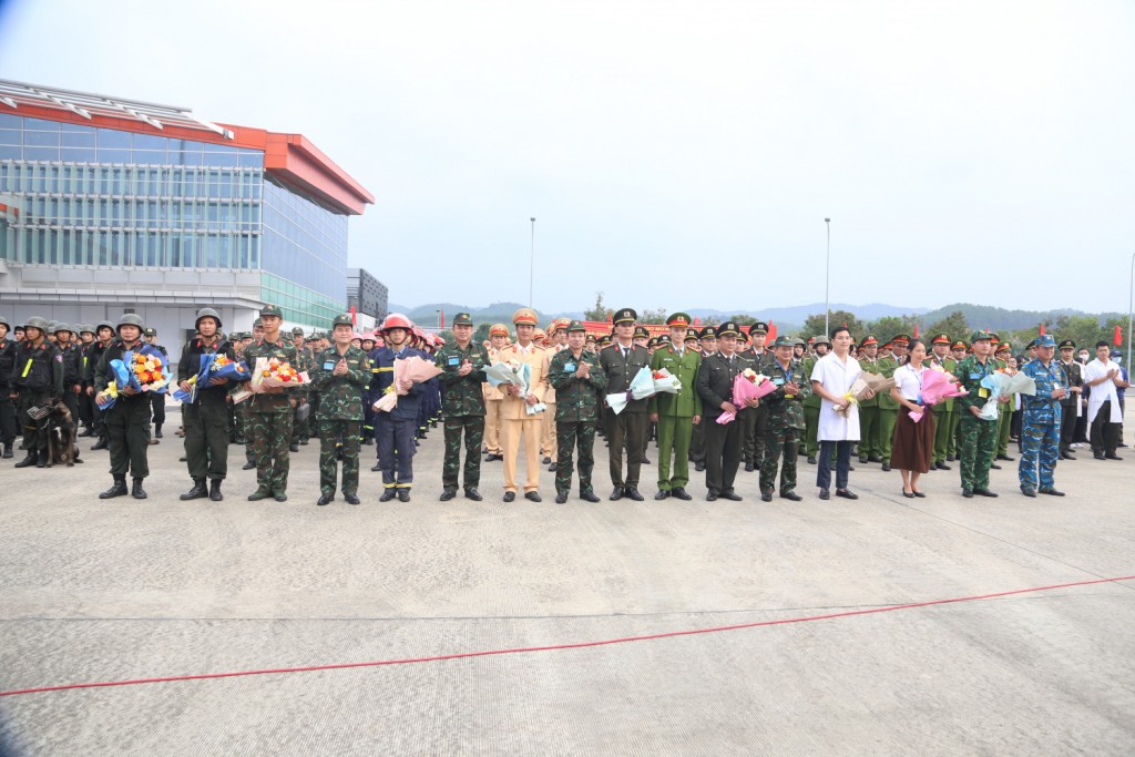 Các đồng chí lãnh đạo tỉnh tặng hoa chúc mừng các lực lượng tham gia diễn tập