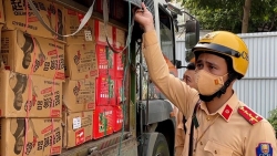 CSGT Hà Nội phát hiện xe tải chở 36.000 gói xúc xích không có hoá đơn chứng từ