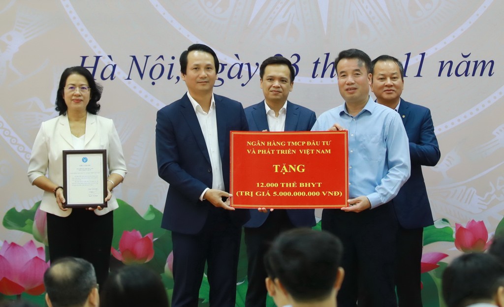 Ông Trần Long - Phó TGĐ BIDV (bên trái) đại diện ngân hàng trao tặng 12.000 thẻ BHYT trị giá 5 tỷ đồng