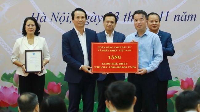 BIDV trao hơn 12.000 thẻ BHYT cho người có hoàn cảnh khó khăn