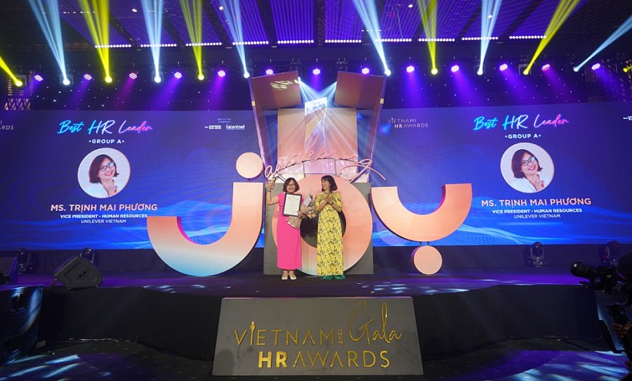 Giải thưởng Lãnh đạo nhân sự xuất sắc trao cho bà Trịnh Mai Phương - Phó Chủ tịch nhân sự