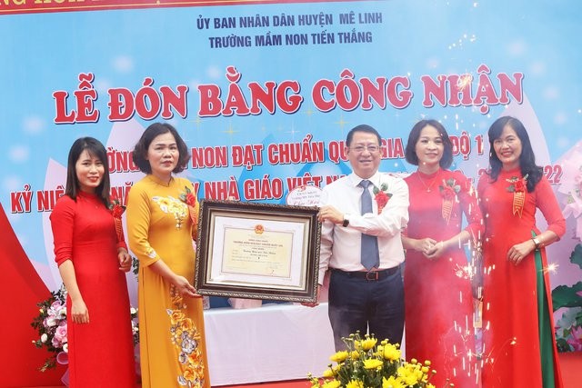 Đ/c Hoàng Anh Tuấn - Phó Bí thư Huyện ủy, Chủ tịch UBND Huyện trao Bằng công nhận trường Mầm non đạt chuẩn Quốc gia cho nhà trường