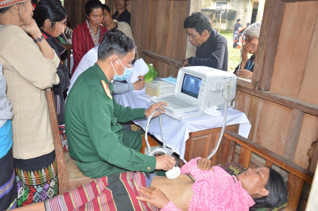 Quảng Nam: Khám, cấp thuốc miễn phí cho người dân tại Lào