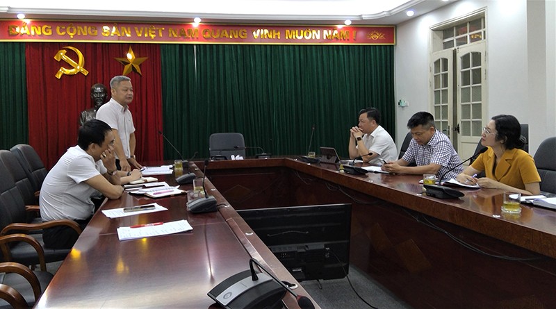 Đồng chí Bùi Minh Hoàng - Trưởng phòng Xây dựng nếp sống văn hoá và gia đình báo cáo tại cuộc họp