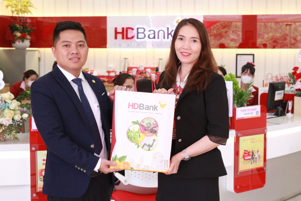 Trong không khí tưng bừng của lễ khai trương, HDBank Tuy Đức - Đắk Nông cũng dành nhiều phần quà hấp dẫn cho khách hàng đến giao dịch cùng với nhiều chương trình khuyến mãi