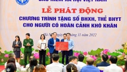 BHXH Việt Nam tặng sổ BHXH, thẻ BHYT tới người có hoàn cảnh khó khăn
