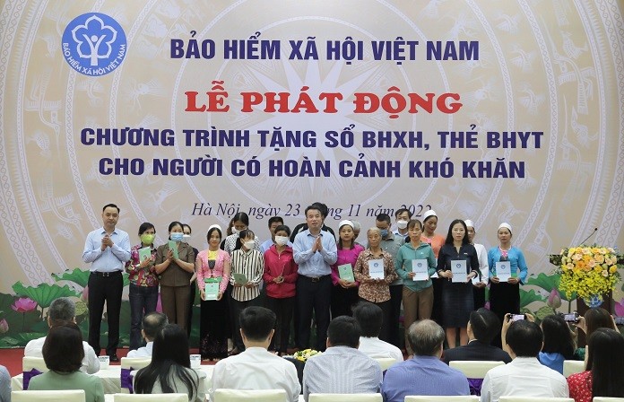 BHXH Việt Nam tặng sổ BHXH, thẻ BHYT tới người có hoàn cảnh khó khăn