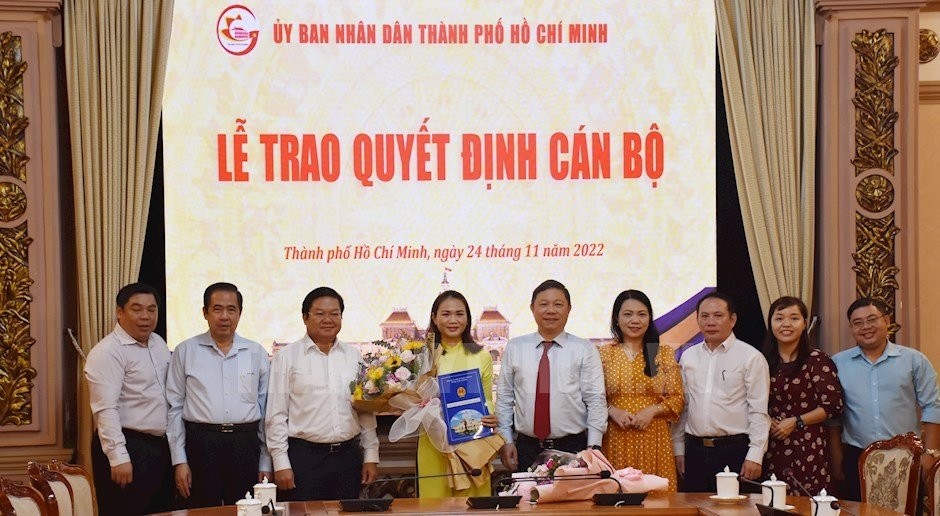 Phó Chủ tịch UBND TP Dương Anh Đức trao quyết định cho đồng chí Huỳnh Lê Như Trang (Ảnh: Thành ủy TP HCM)