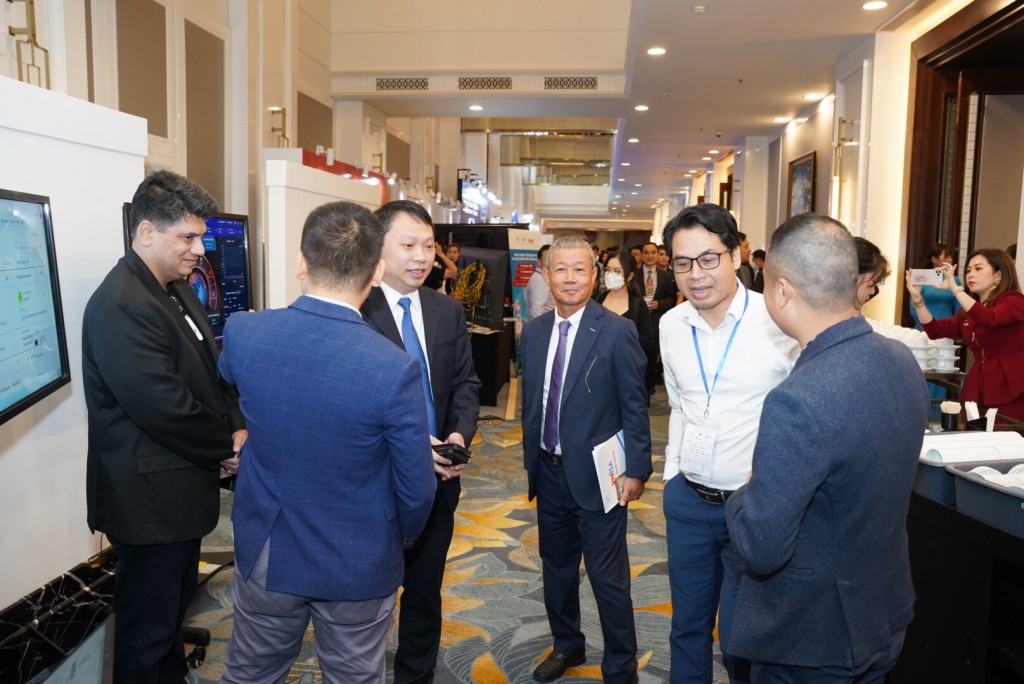 Thứ trưởng Bộ Thông tin và Truyền thông Nguyễn Huy Dũng và các đại biểu tham quan gian hàng của Nessar tại Triển lãm Ngày An toàn thông tin 2022